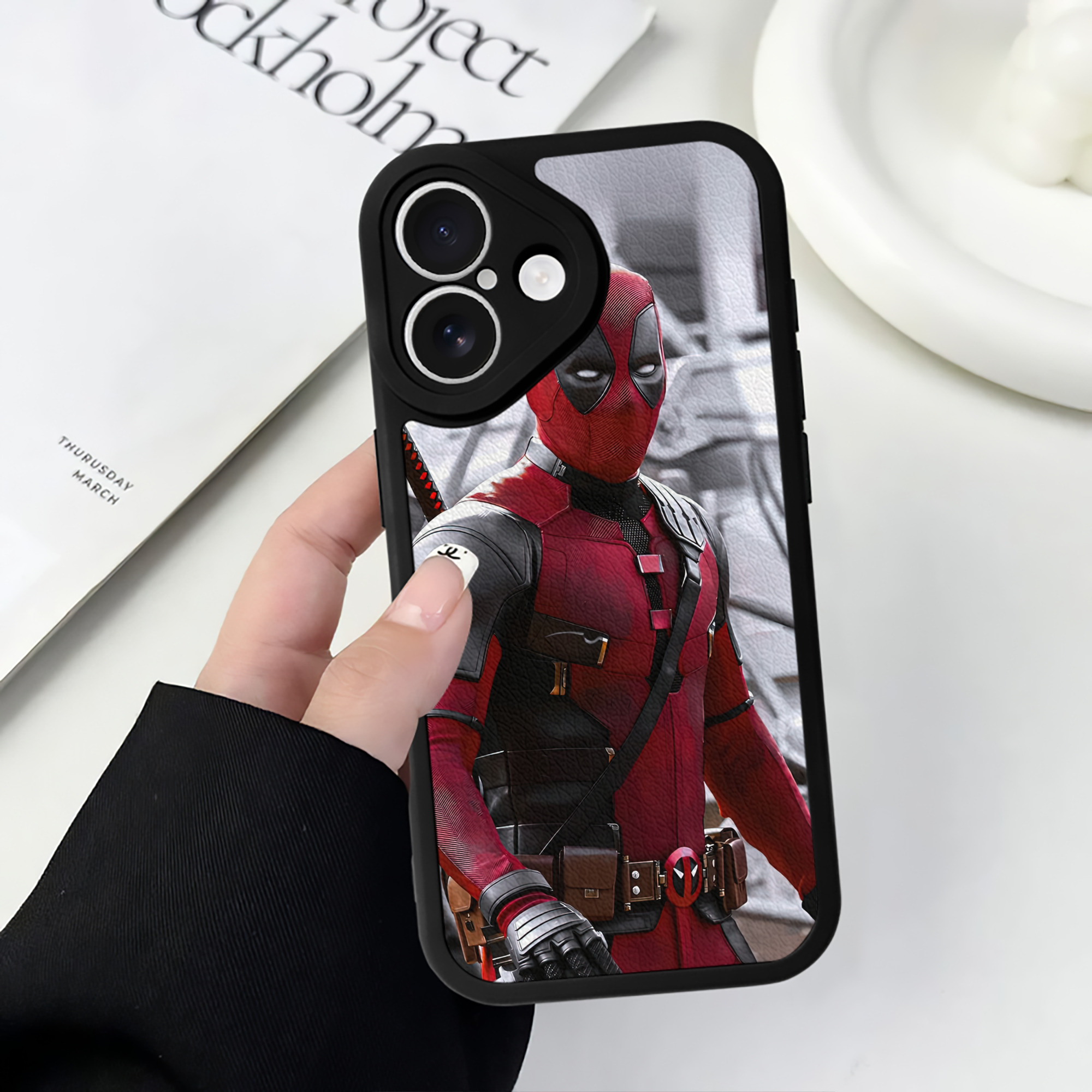 （画像用） Deadpool デッドプール 【iPhone 16シリーズ対応】シリコンスマホケース（レザー調） 材質：シリコン